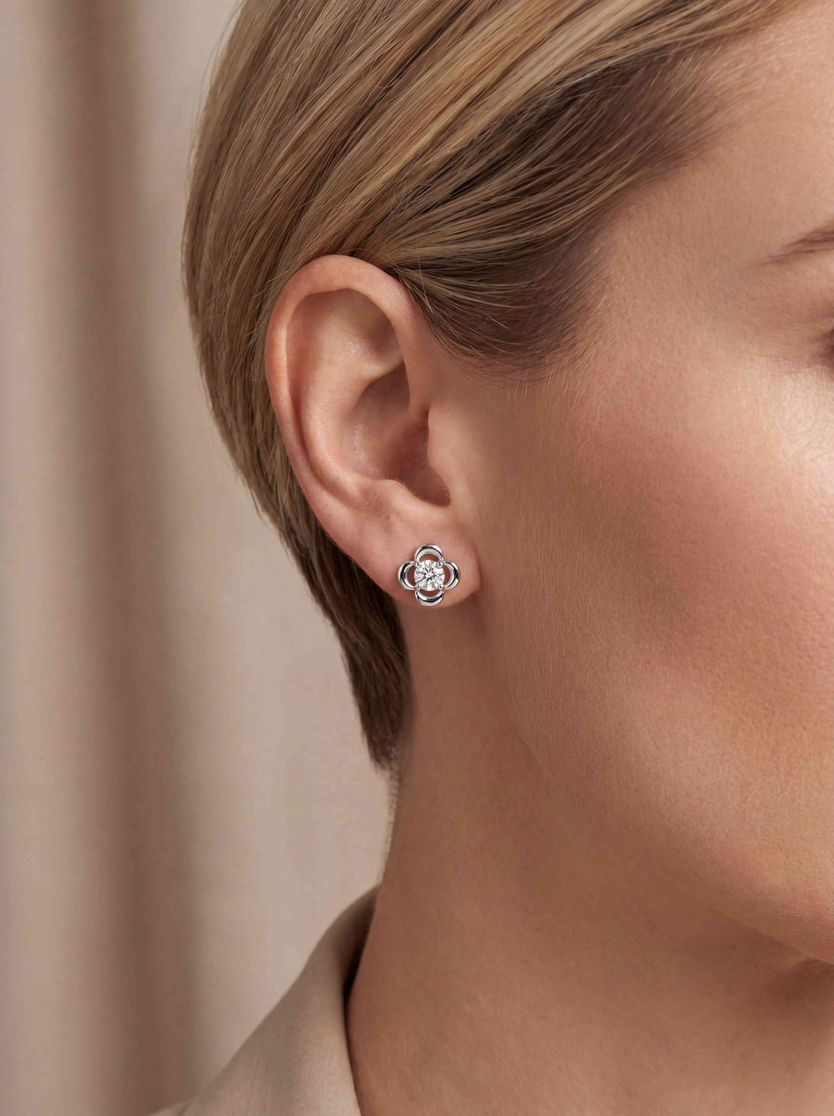 Bellarosa Diamant-Ohrstecker aus Weißgold getragen elegant