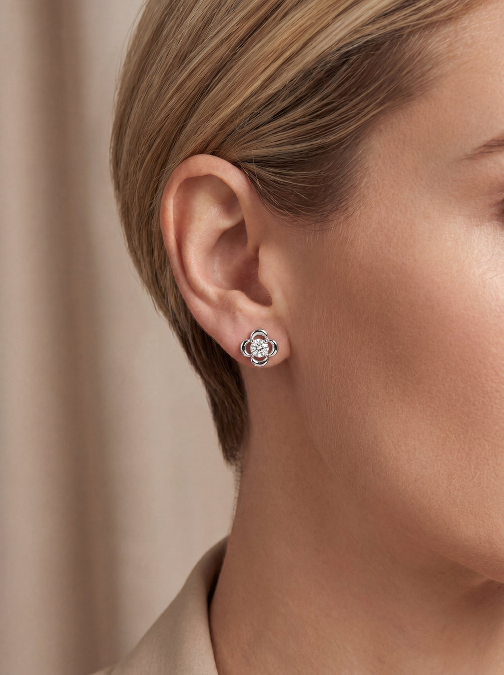 Bellarosa Diamant-Ohrstecker aus Weißgold getragen elegant
