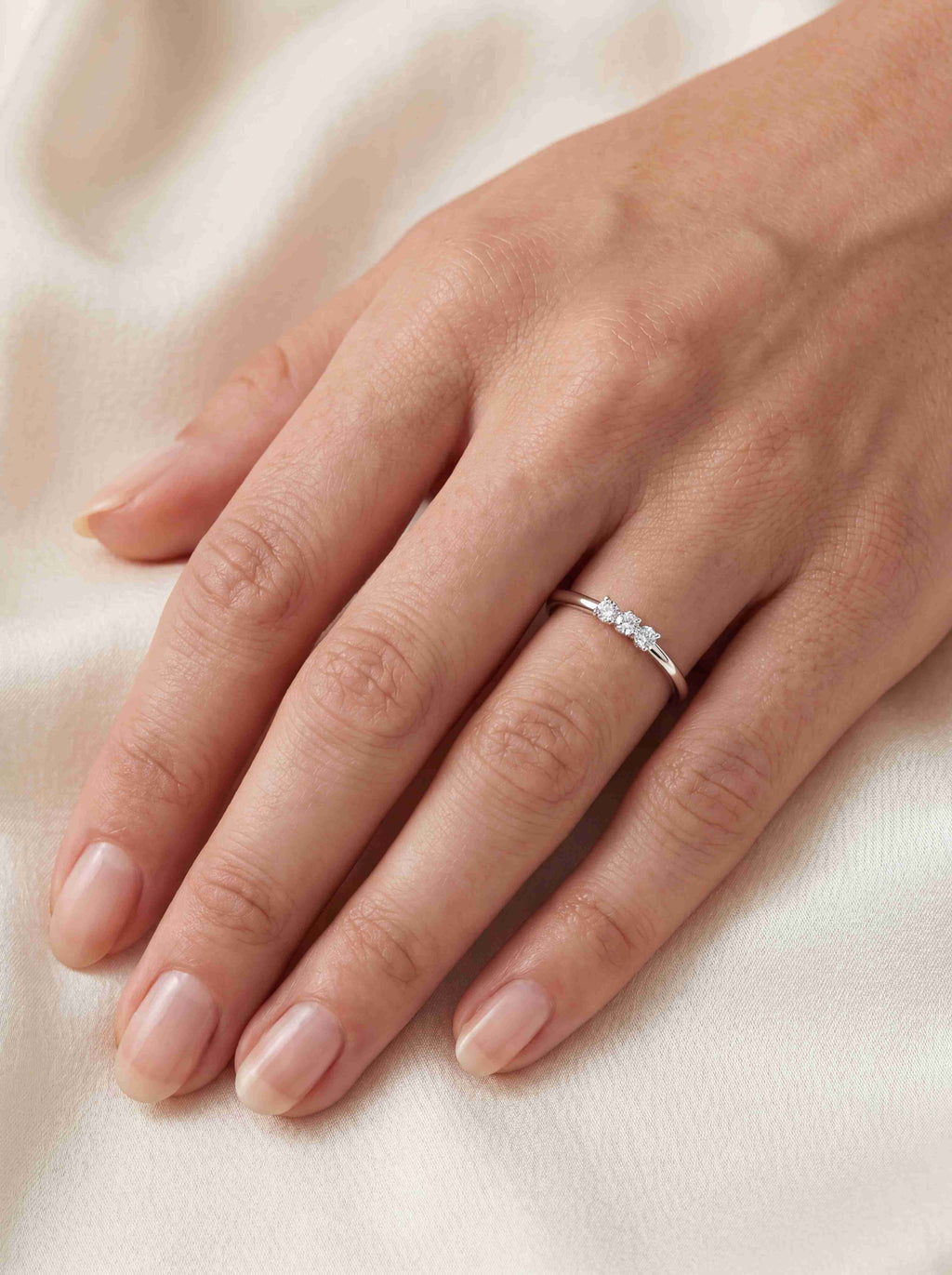 Caeli Diamant-Ring aus Weißgold am Finger getragen elegant