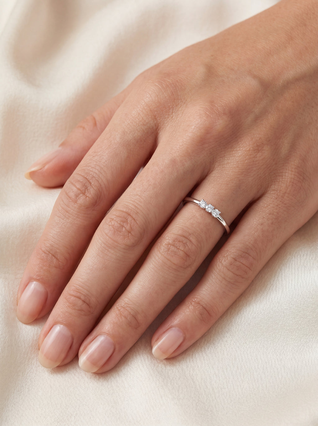 Caeli Diamant-Ring aus Weißgold am Finger getragen elegant