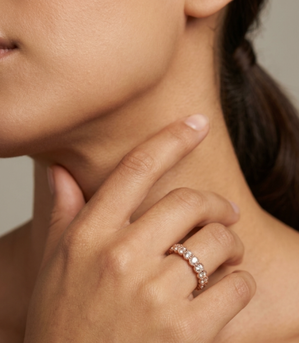 Clarion Diamantring aus Roségold getragen elegant
