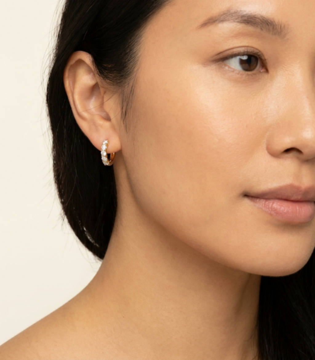 Cosmos Diamant-Creolen aus Gold getragen elegant