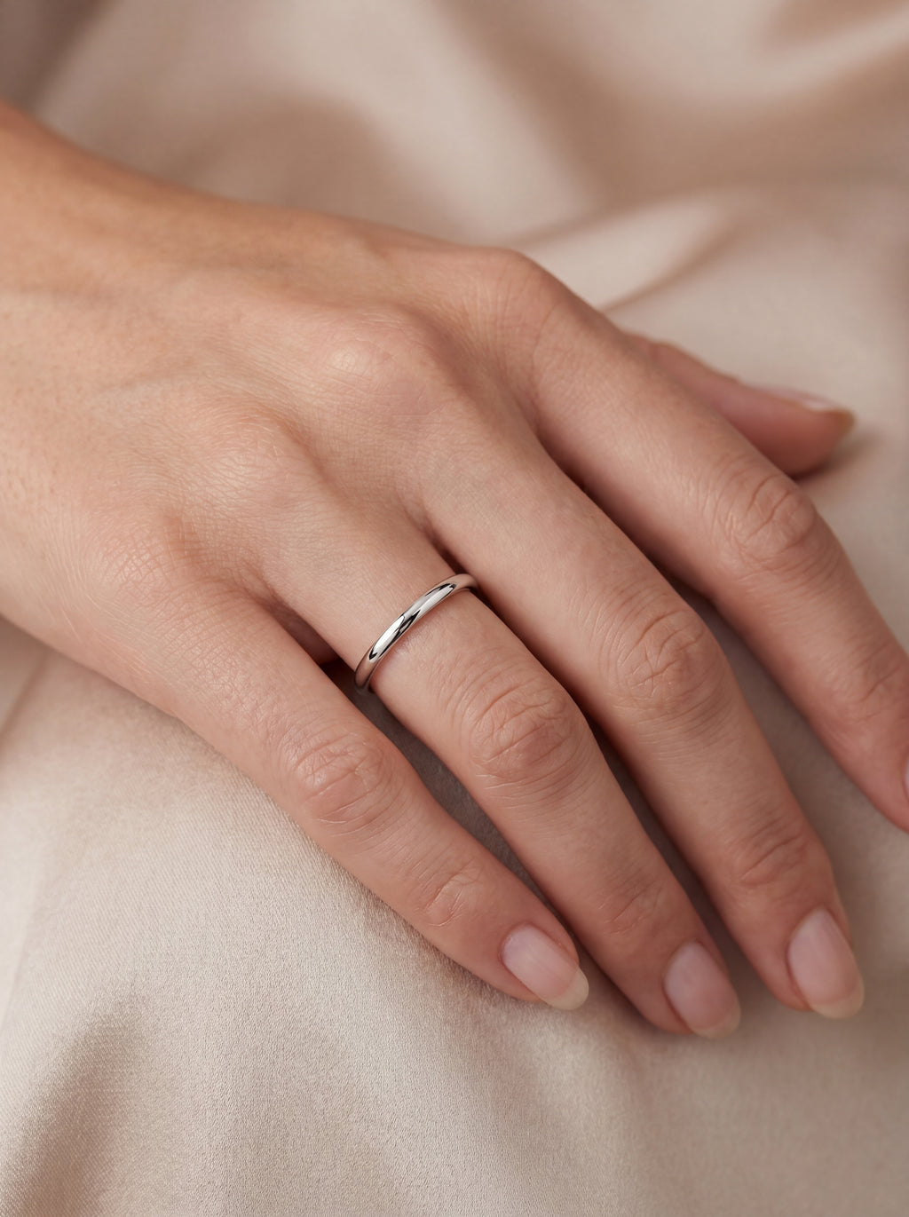 Eclipse Diamant-Ring aus Weißgold am Finger getragen elegant
