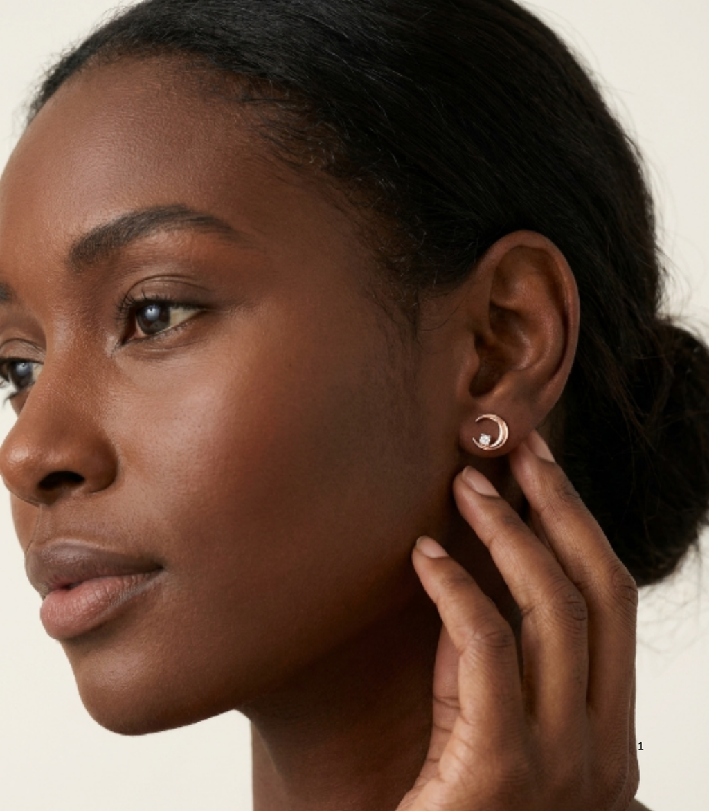 Elara Diamant-Ohrstecker aus Roségold getragen elegant