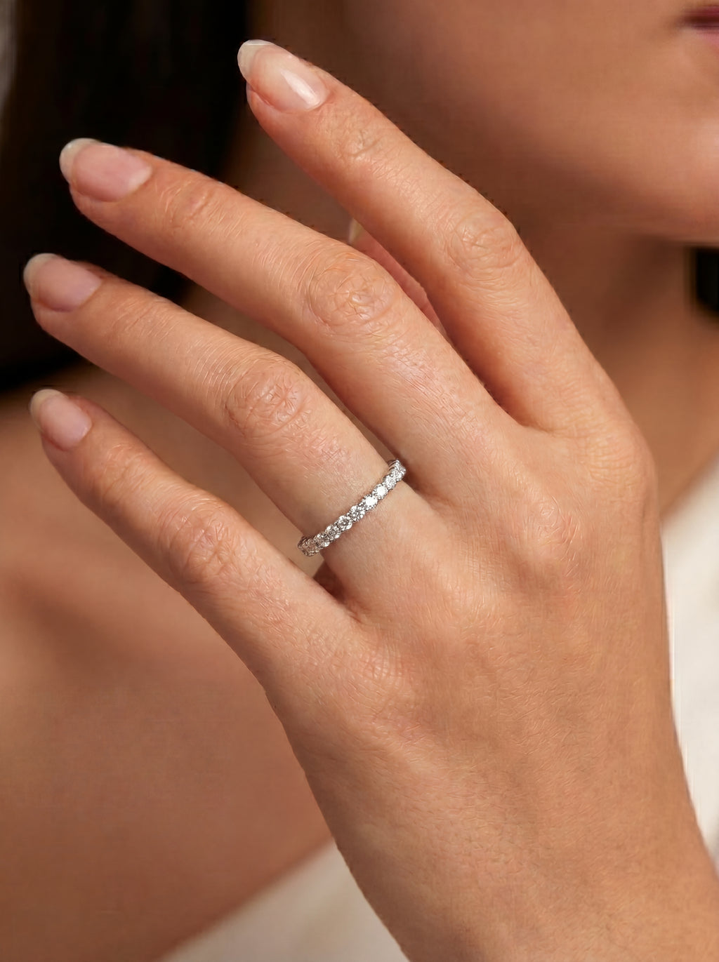 Elysia Diamant-Ring aus Weißgold am Finger getragen elegant