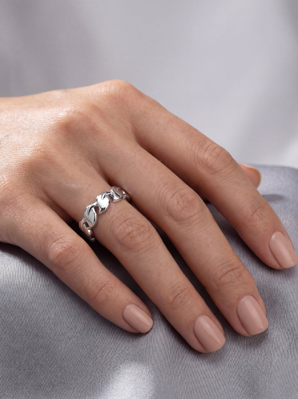 Fiametta Diamant-Ring aus Weißgold am Finger getragen elegant