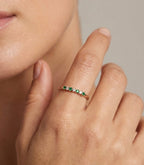 Flarelle Smaragd-Diamantring aus Roségold getragen elegant