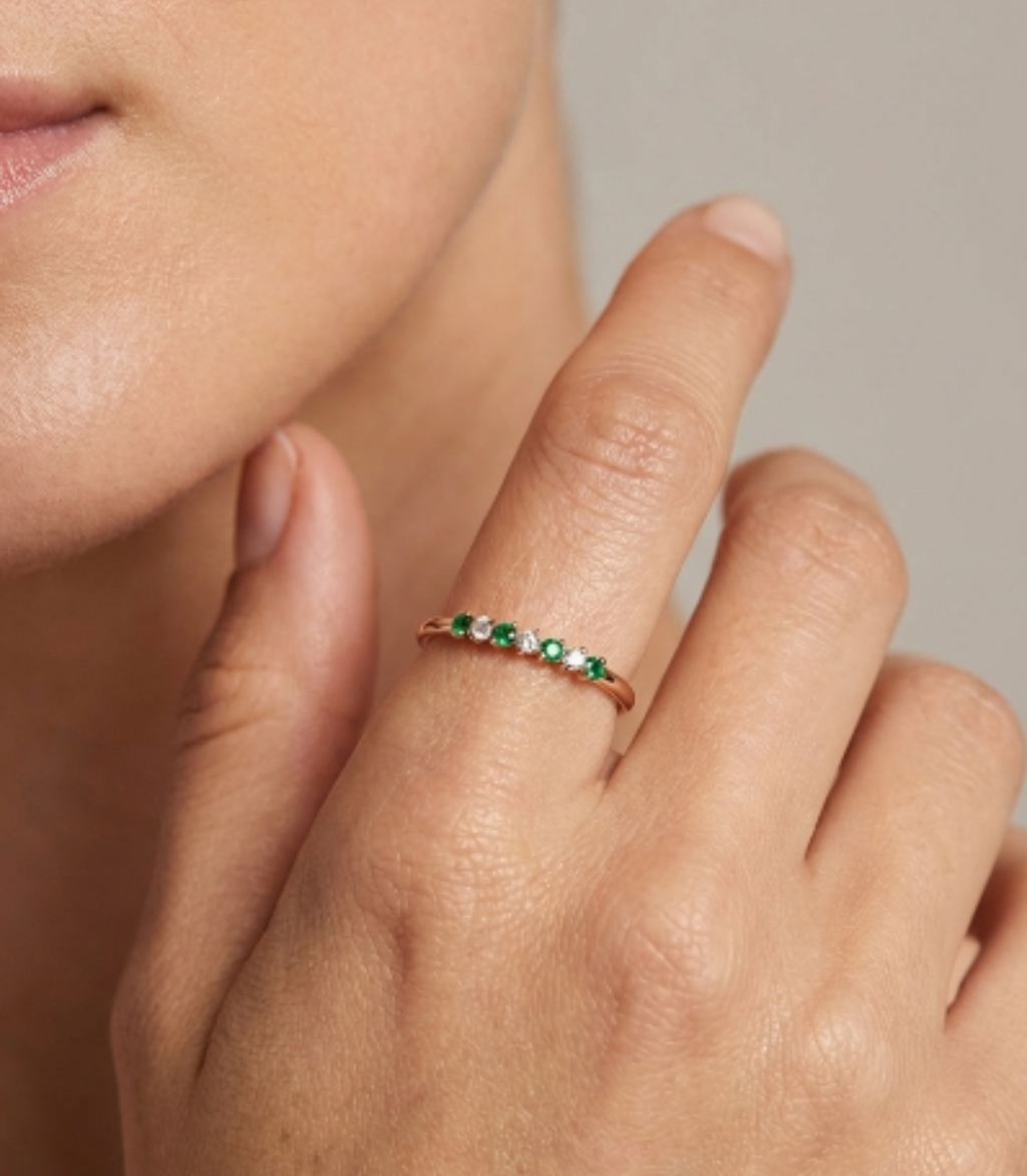 Flarelle Smaragd-Diamantring aus Roségold getragen elegant