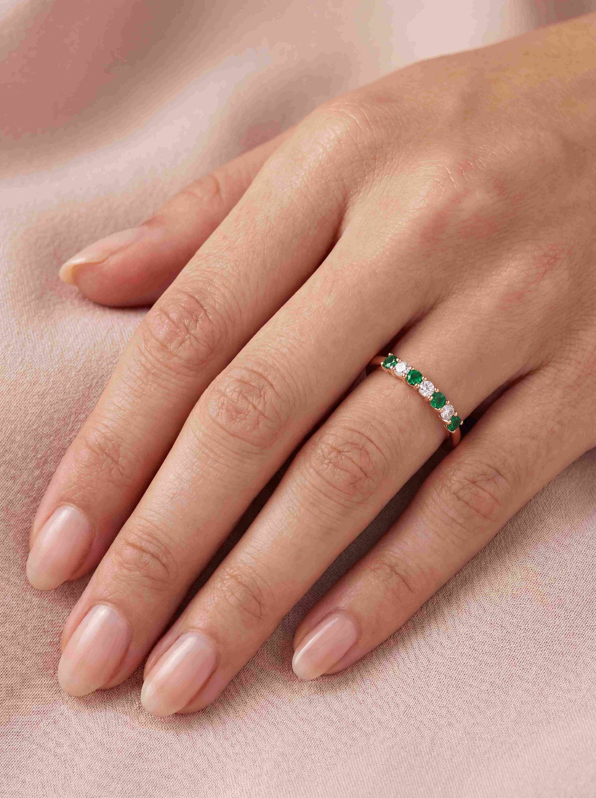 Flarelle Smaragd-Diamantring aus Roségold getragen elegant