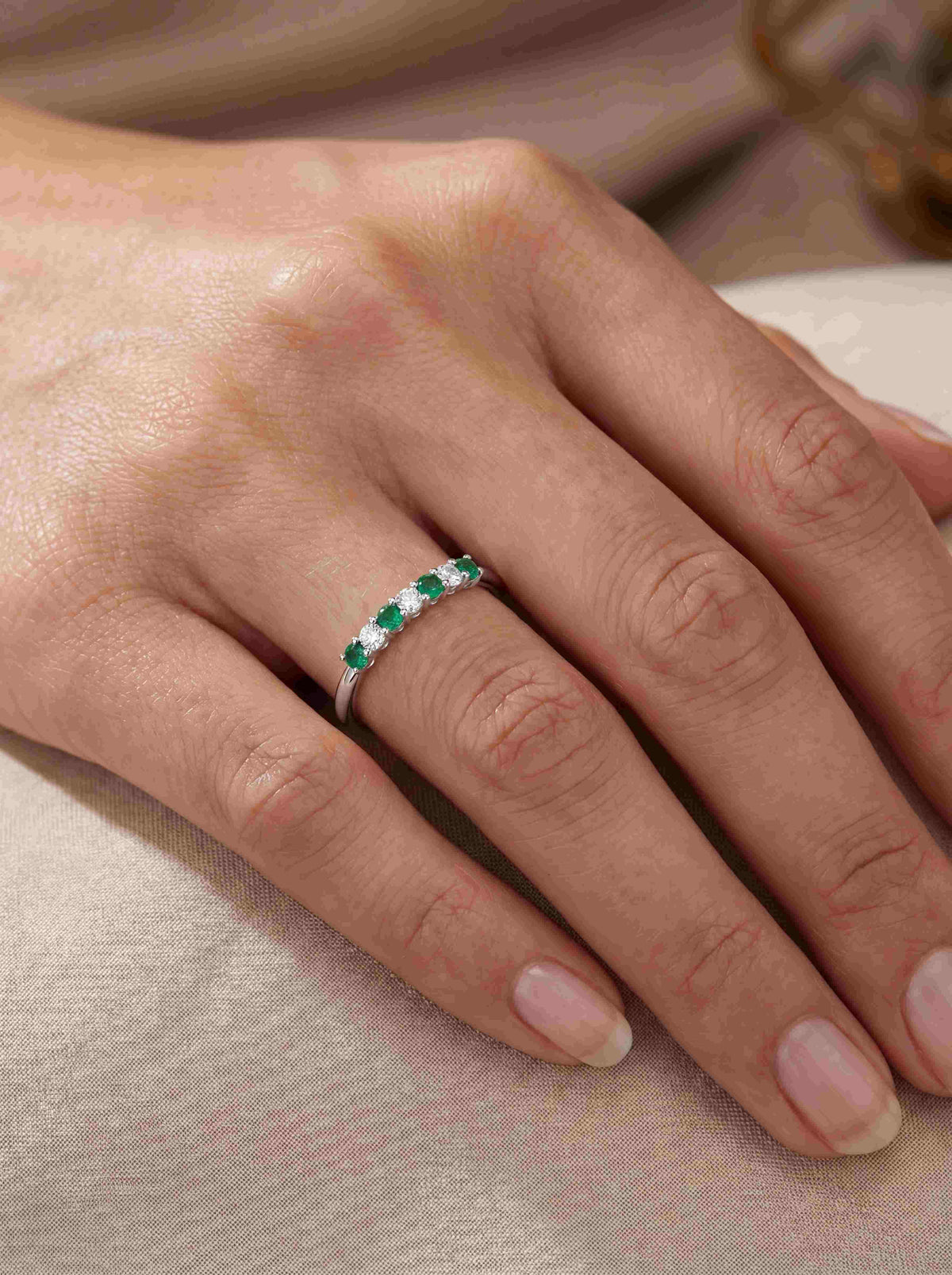 Flarelle Smaragd-Diamantring aus Weißgold getragen elegant
