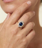 Gloria Saphir-Diamantring aus Gold getragen elegant