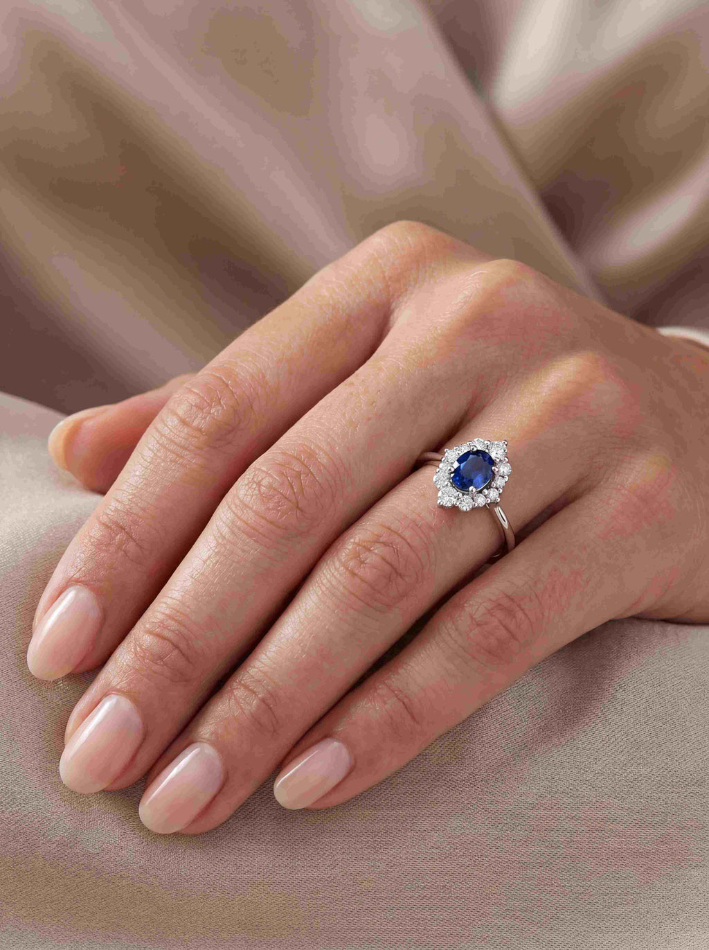 Gloria Saphir-Diamantring aus Weißgold getragen elegant