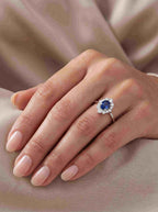 Gloria Saphir-Diamantring aus Weißgold getragen elegant