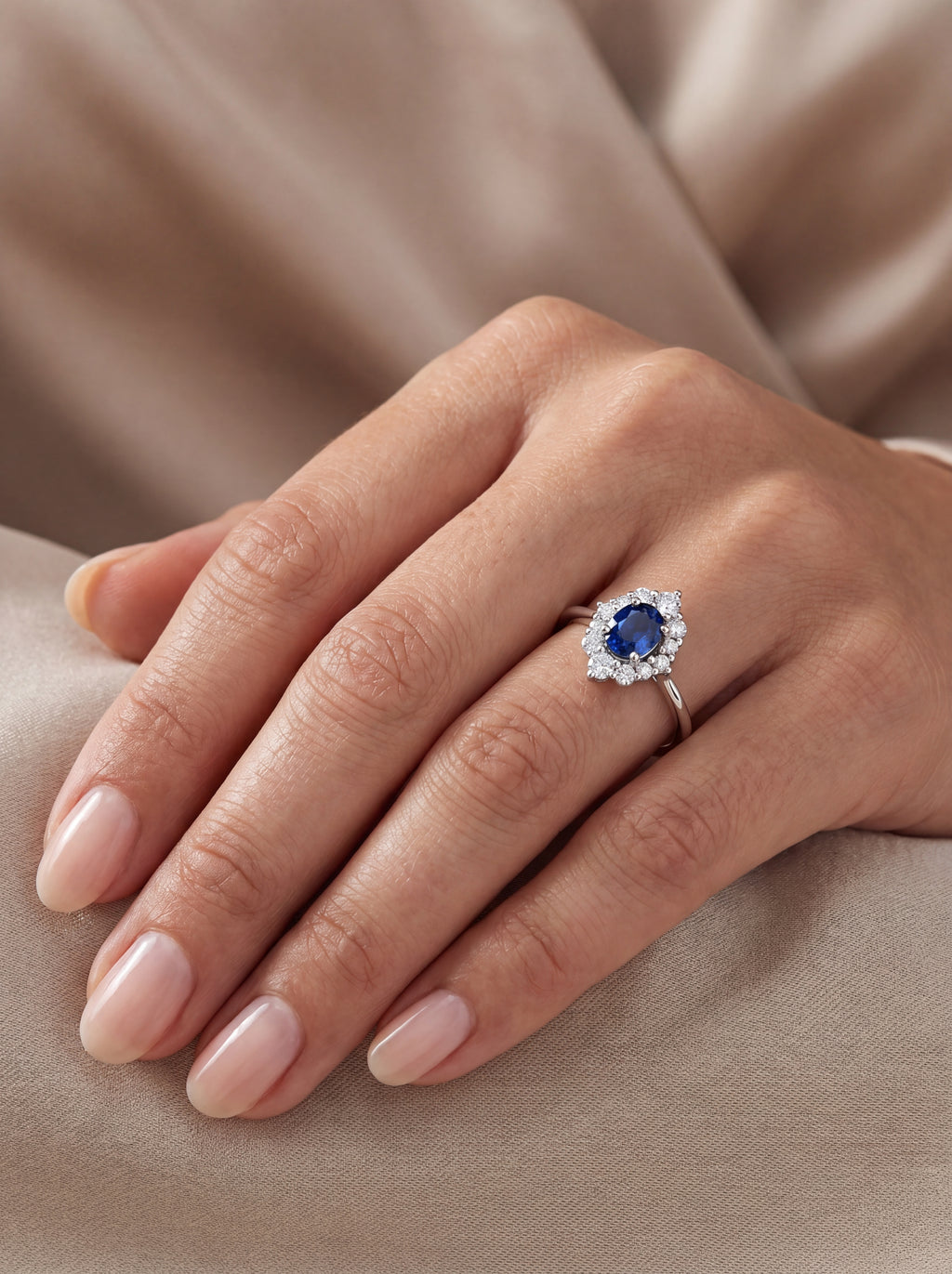 Gloria Saphir-Diamantring aus Weißgold getragen elegant