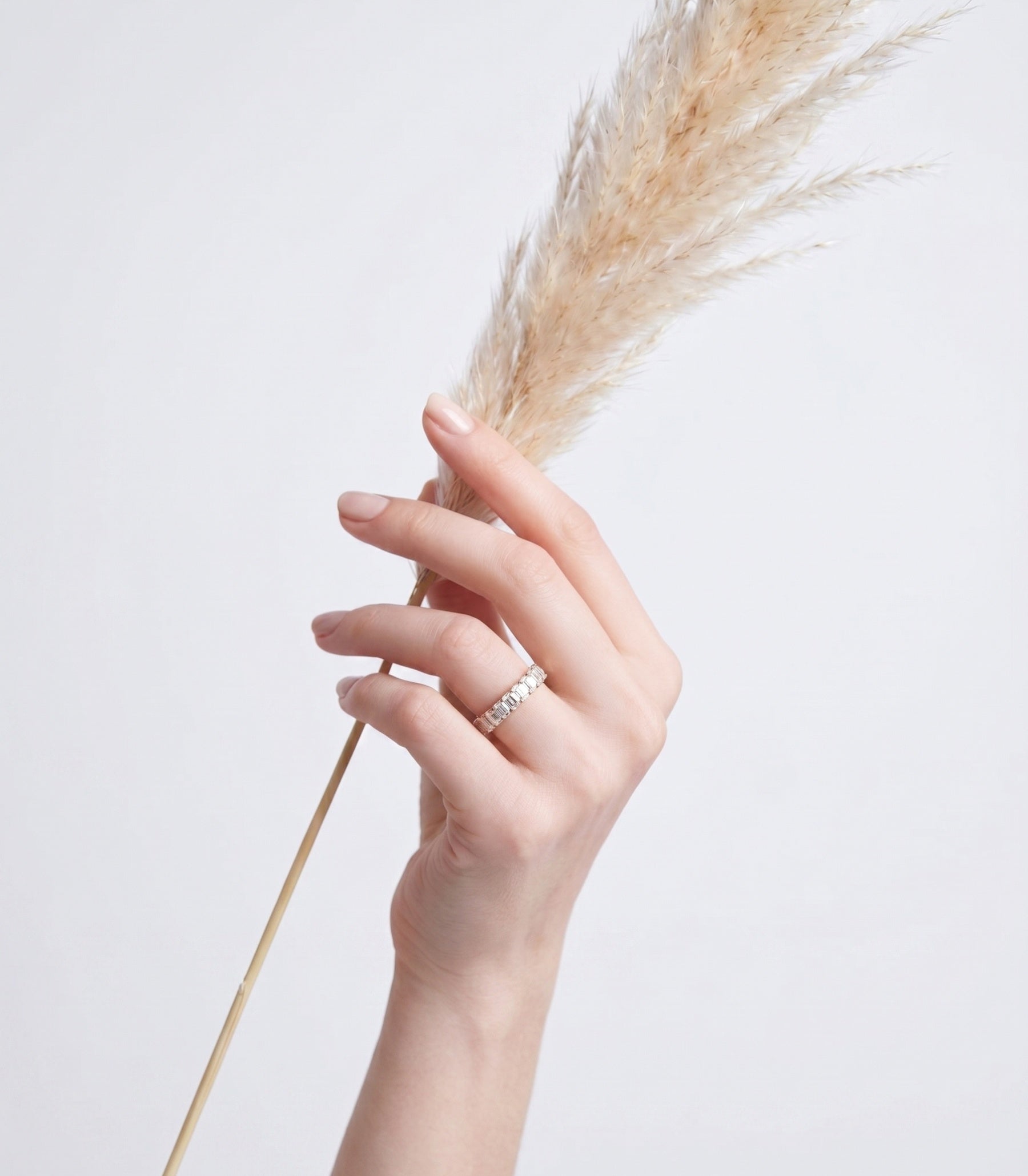 Innigkeit Diamant-Memory-Ring aus Weißgold getragen elegant