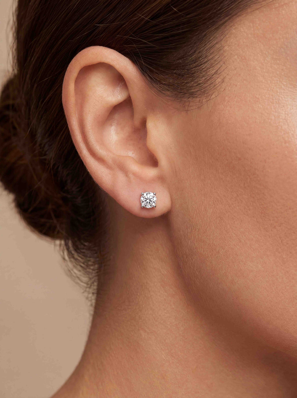 Lumi Diamant-Ohrringe aus Weißgold getragen elegant