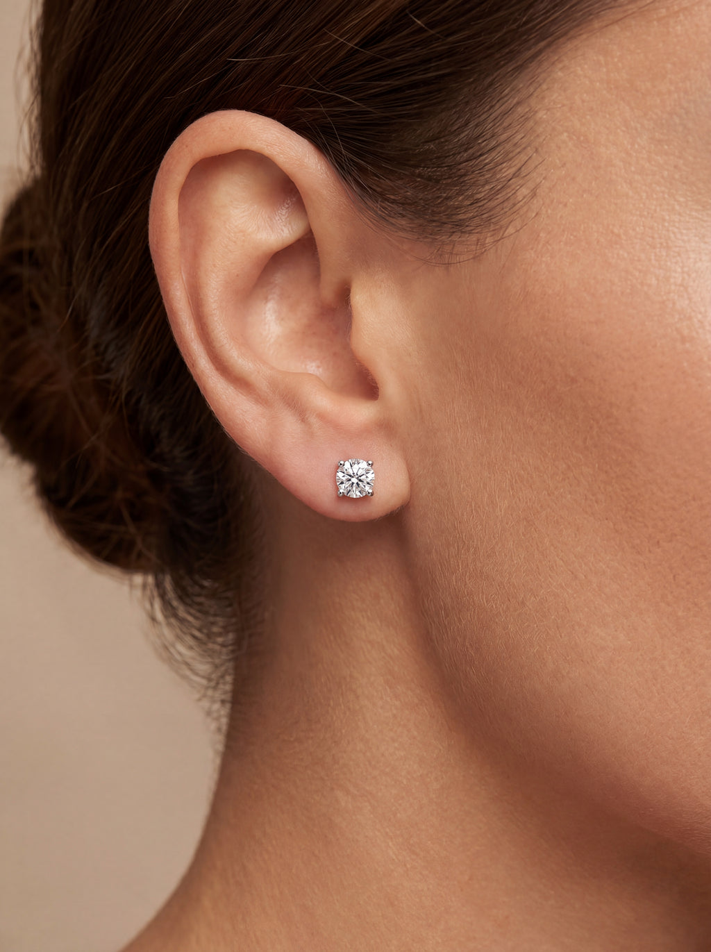 Lumi Diamant-Ohrringe aus Weißgold getragen elegant