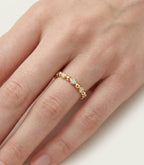 Nacre Diamant-Ring aus Gold am Finger getragen elegant