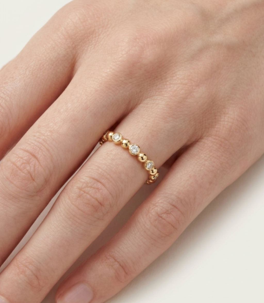 Nacre Diamant-Ring aus Gold am Finger getragen elegant