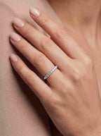 Nebula Diamantring aus Weißgold an der Hand eines Models