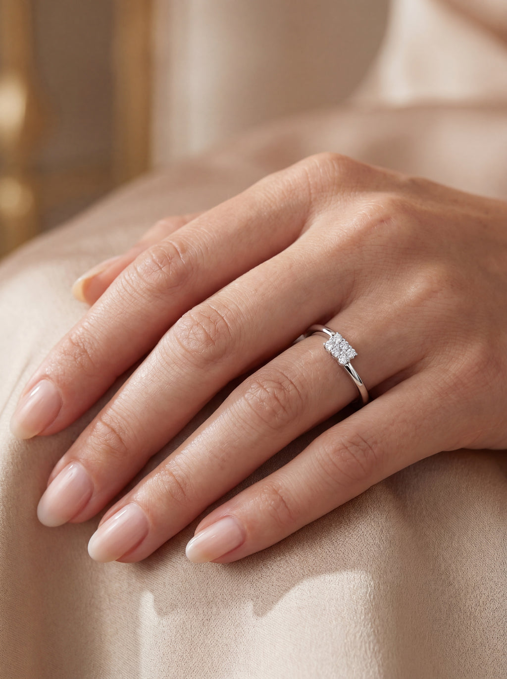 Novae Diamant-Ring aus Weißgold am Finger getragen elegant