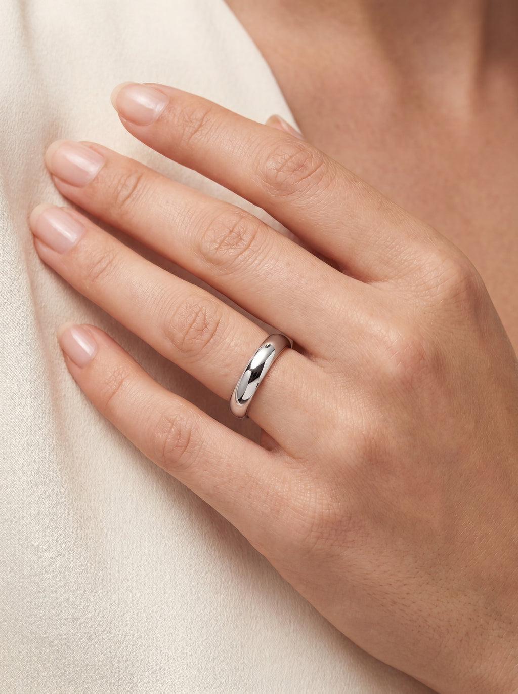 Ora Diamant-Ring aus Weißgold am Finger getragen elegant