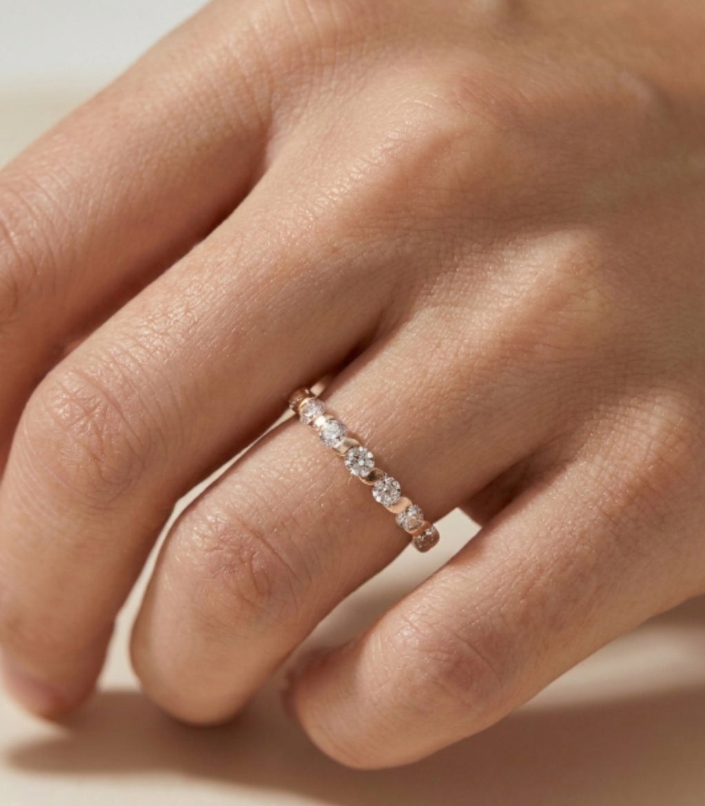Ottavia Diamant-Ring aus Gold am Finger getragen elegant