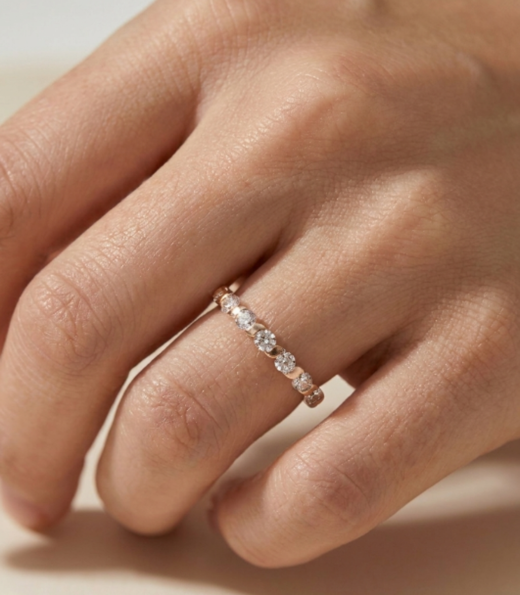 Ottavia Diamant-Ring aus Gold am Finger getragen elegant