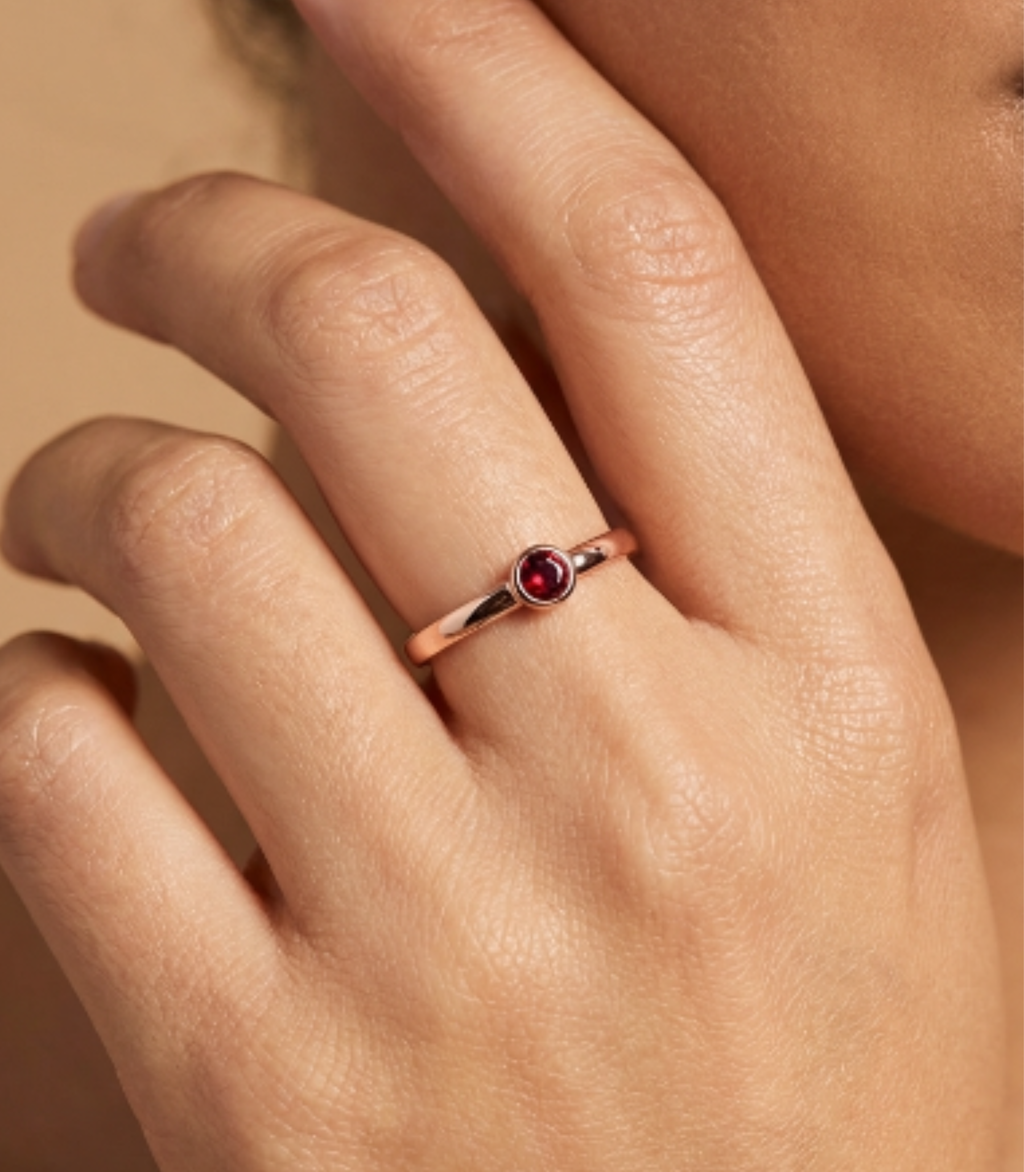 Solivelle Rubin-Diamantring aus Roségold getragen elegant