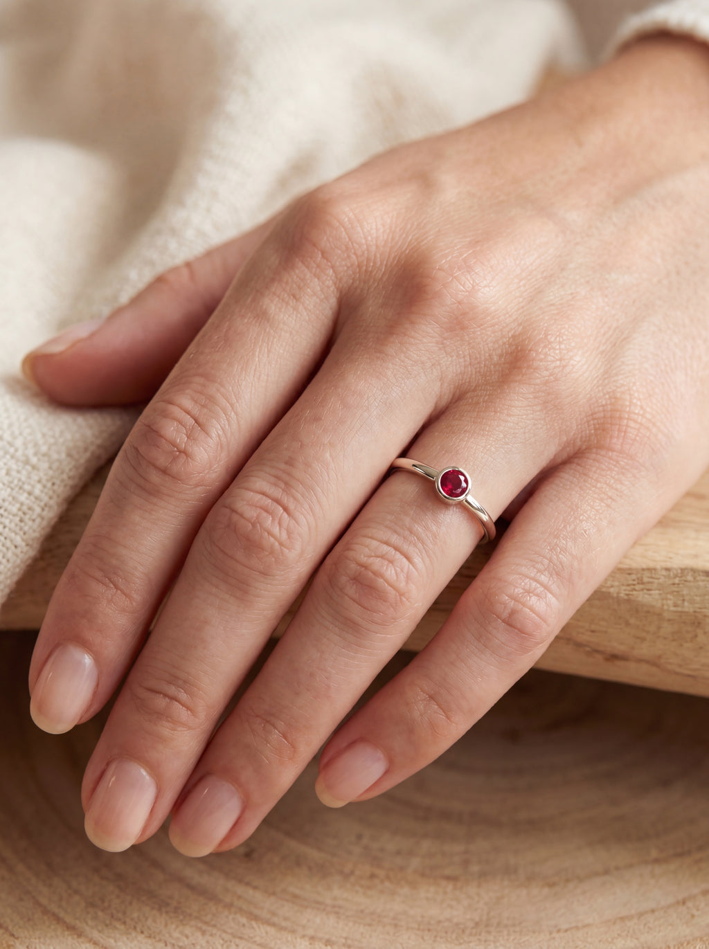 Solivelle Rubin-Diamantring aus Weißgold getragen elegant