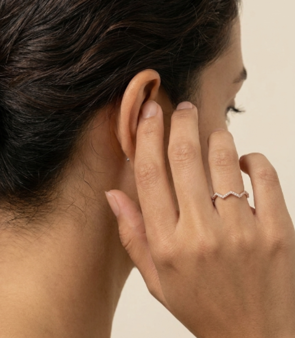 Tenara Diamant-Versprechensring aus Roségold getragen elegant