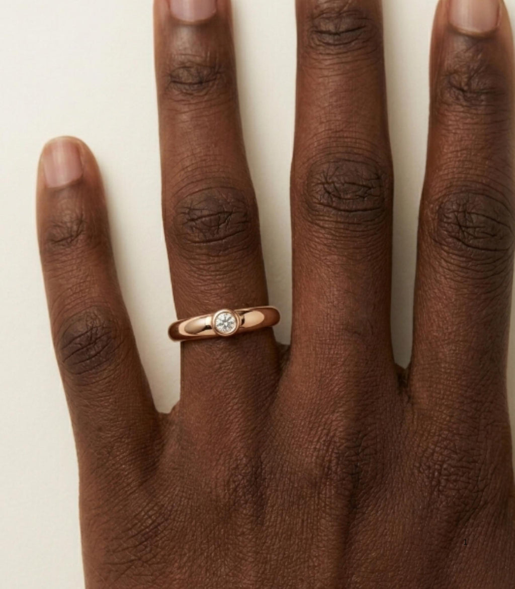 Vega Diamantring aus Roségold getragen elegant