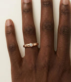 Vega Diamantring aus Roségold getragen elegant