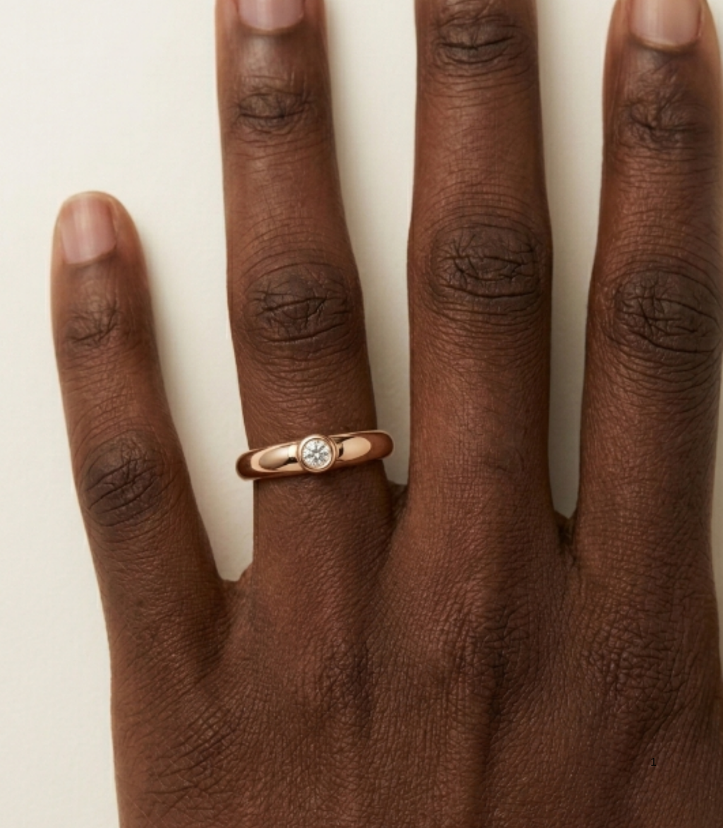 Vega Diamantring aus Roségold getragen elegant