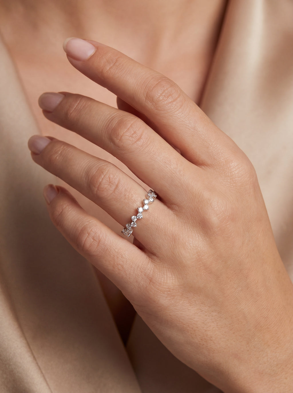 Viridia Diamant-Ring aus Weißgold am Finger getragen elegant