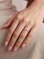 Yua Diamant-Ring aus Roségold am Finger getragen elegant