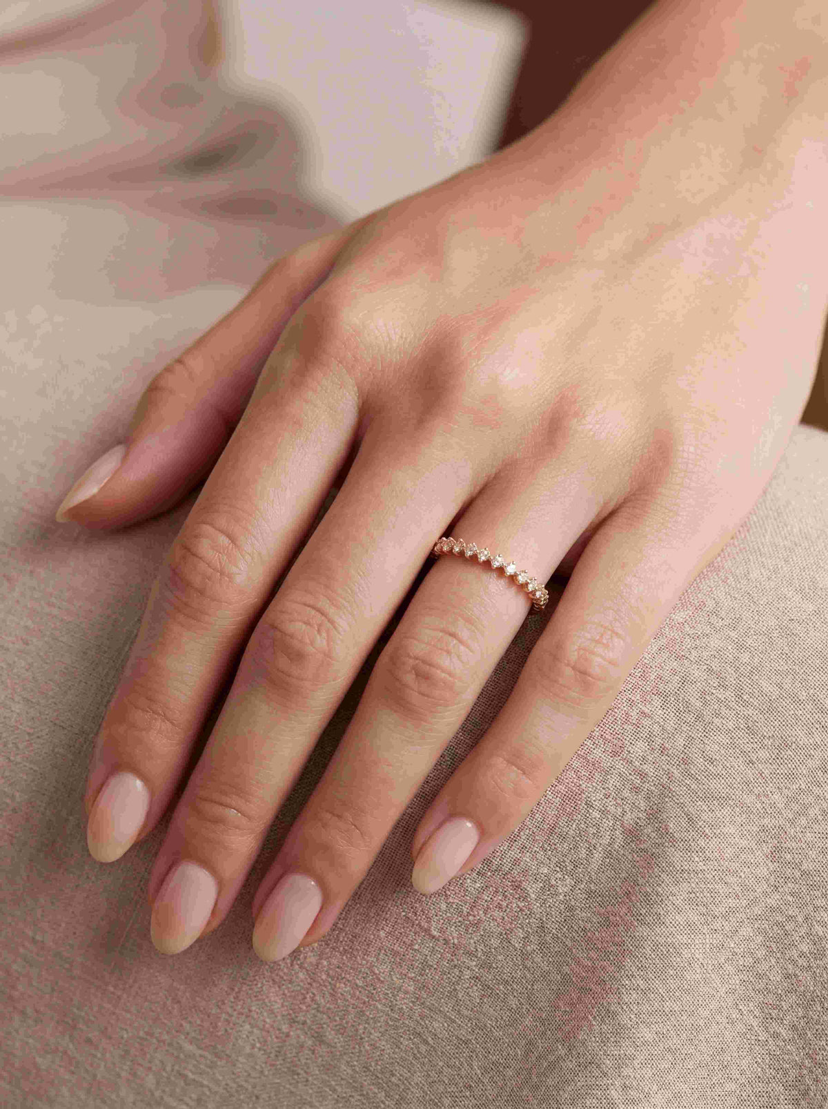 Yua Diamant-Ring aus Roségold am Finger getragen elegant