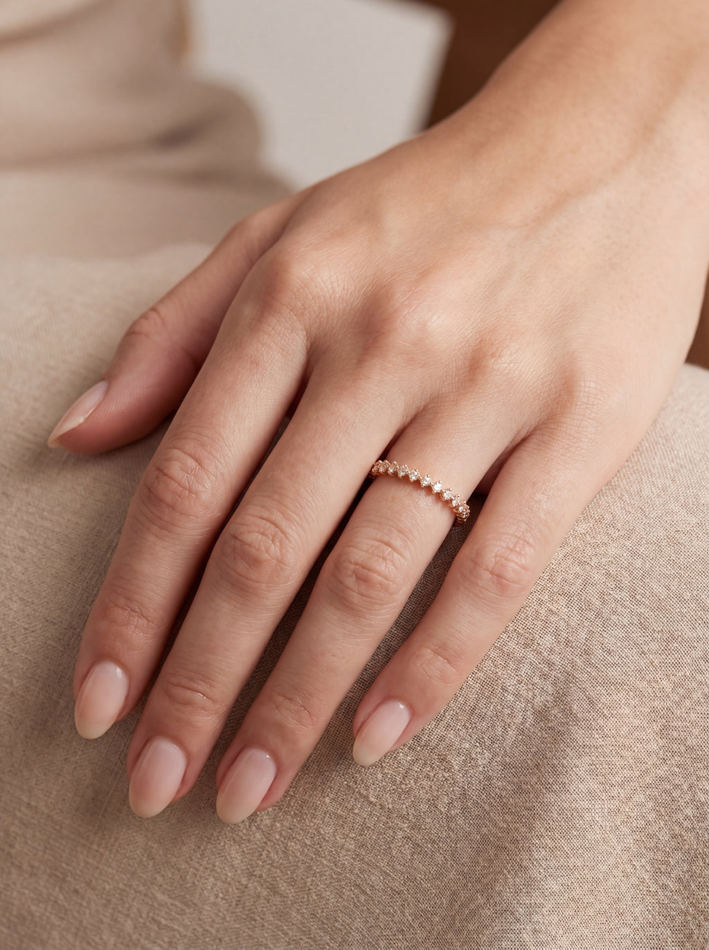 Yua Diamant-Ring aus Roségold am Finger getragen elegant