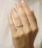 Alcyone Diamant-Memory-Ring aus Weißgold getragen elegant