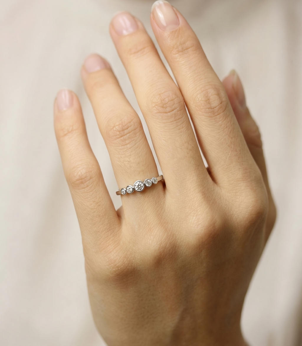 Alcyone Diamant-Memory-Ring aus Weißgold getragen elegant