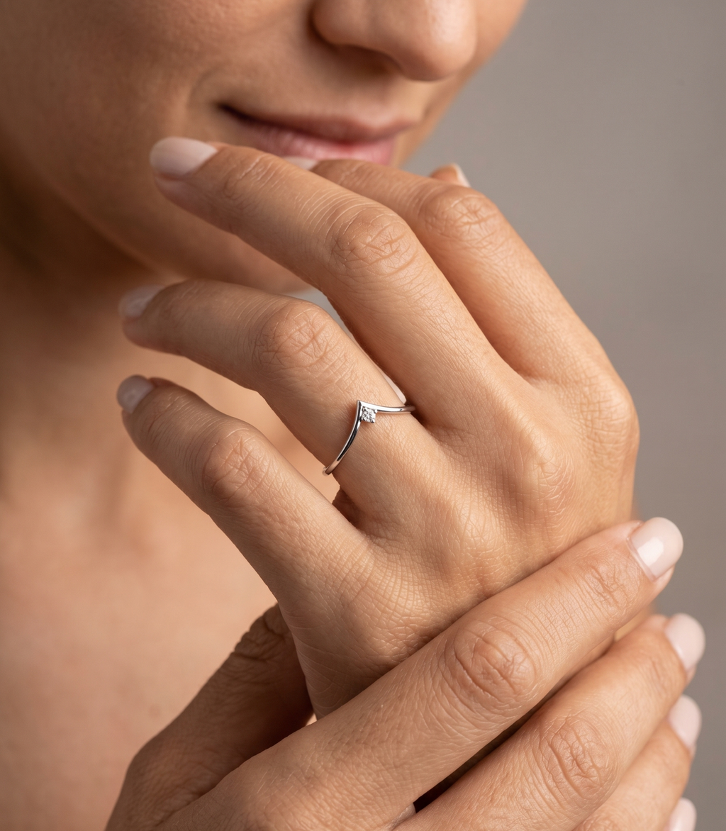 Altair Diamant-Versprechensring aus Weißgold getragen elegant