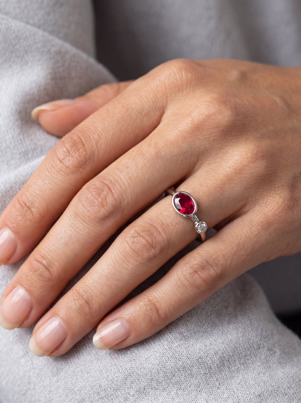 Aurelume Rubin Memory Ring aus Weißgold getragen elegant