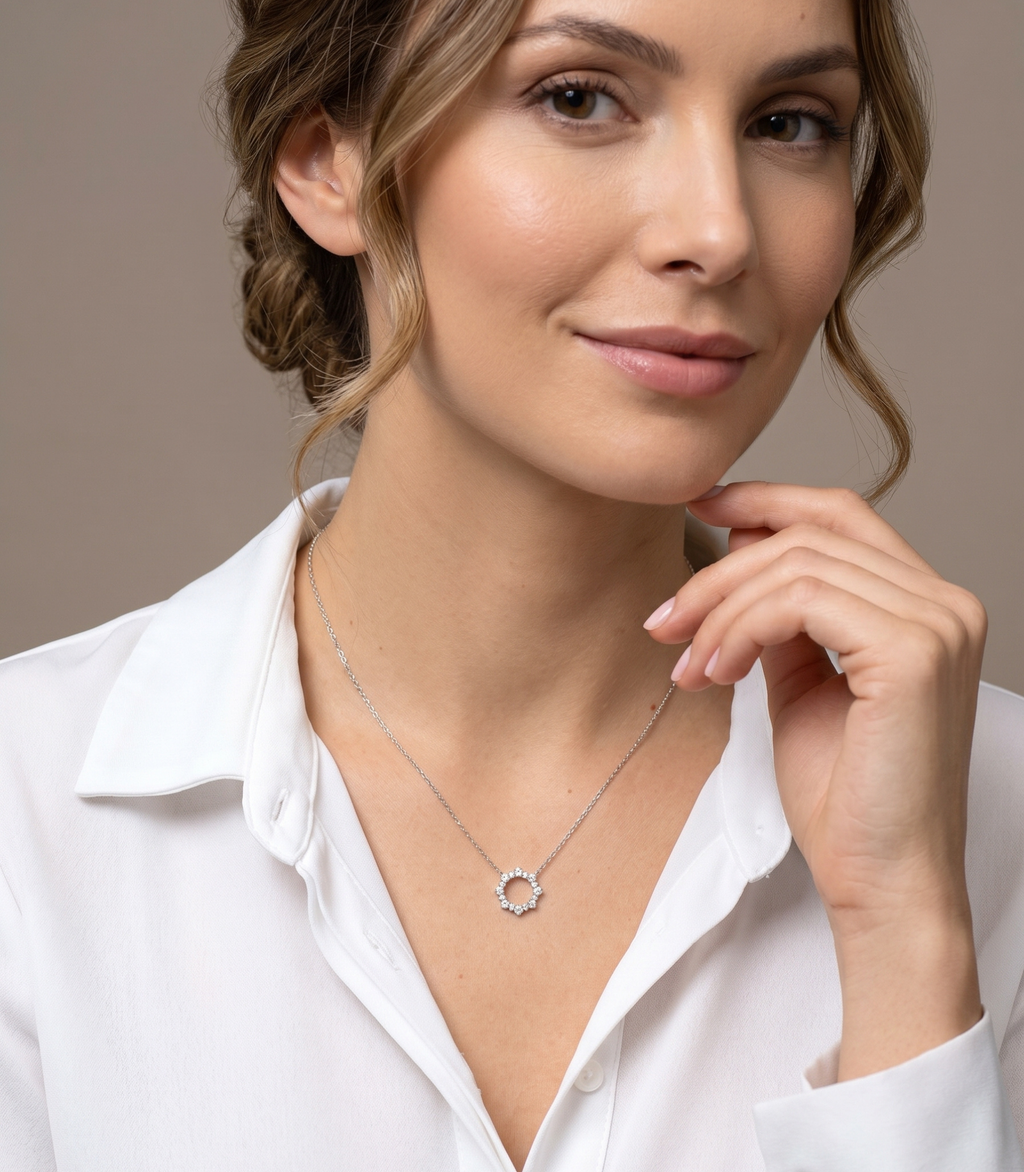 Cyra Diamantkette aus Weißgold getragen elegant