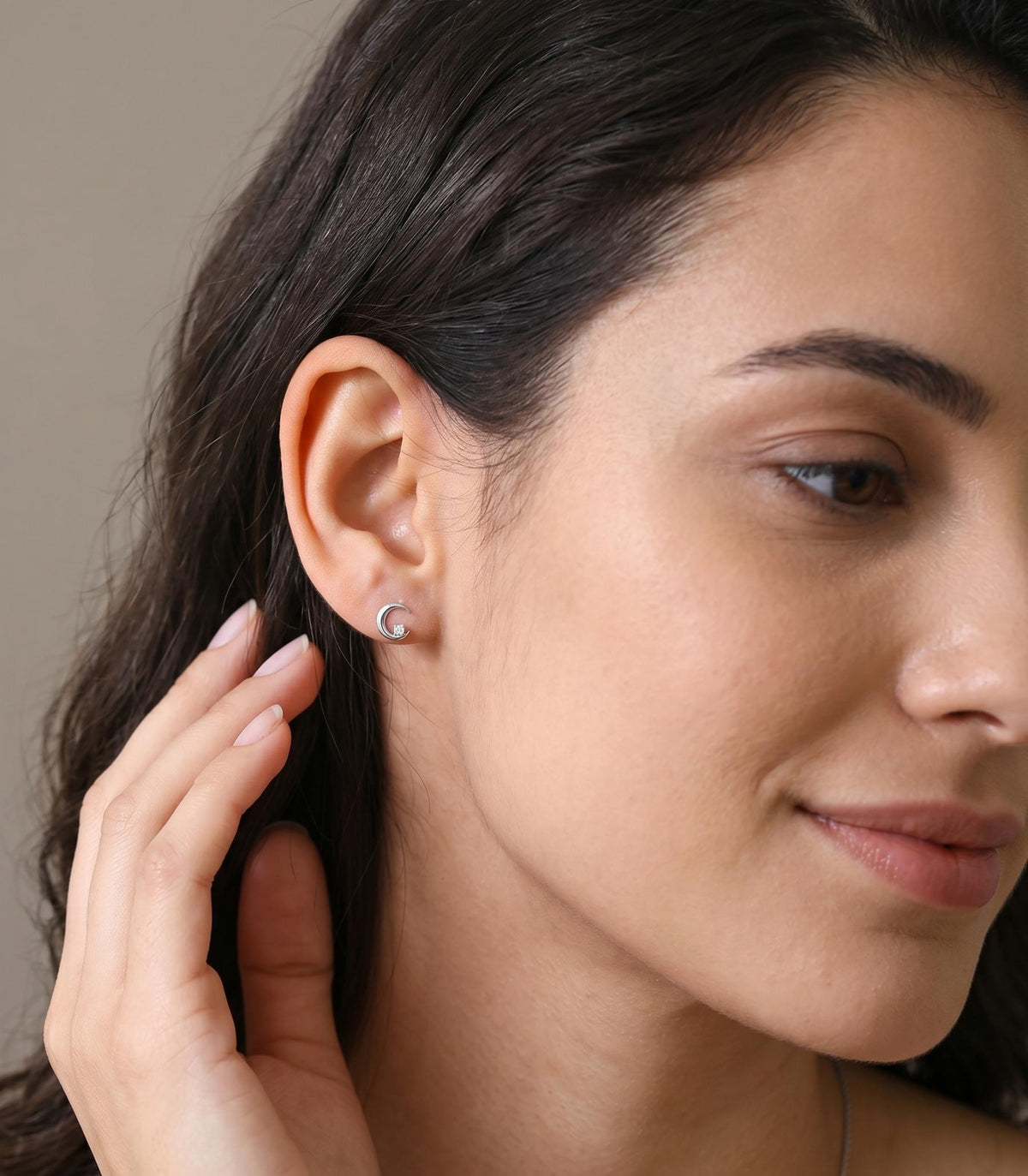 Elara Diamant-Ohrstecker aus Weißgold getragen elegant