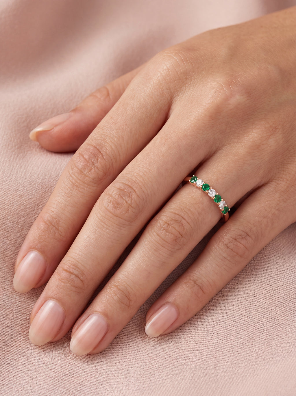 Flarelle Smaragd-Diamantring aus Roségold getragen elegant