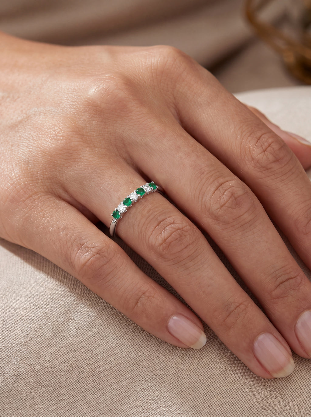 Flarelle Smaragd-Diamantring aus Weißgold getragen elegant