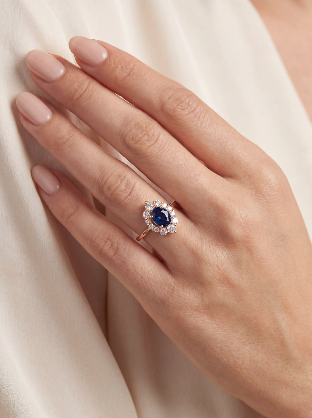 Gloria Saphir-Diamantring aus Roségold getragen elegant