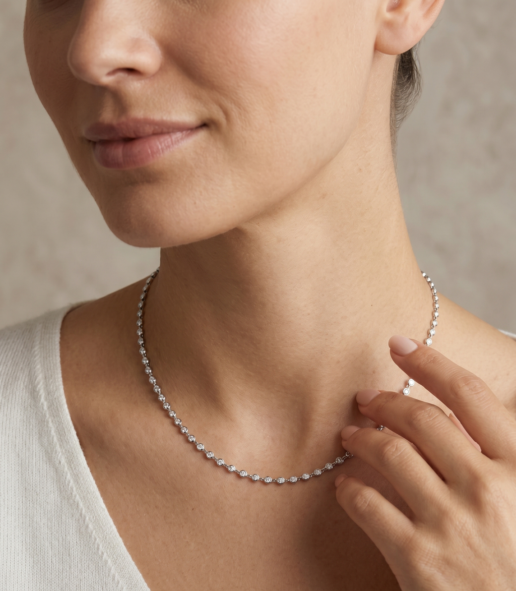 Isara Diamantkette aus Weißgold getragen elegant
