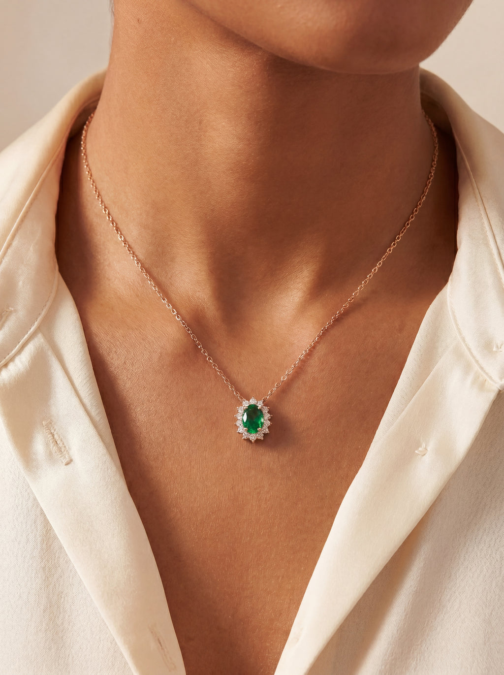Lucentra Smaragd-Choker aus Roségold getragen elegant