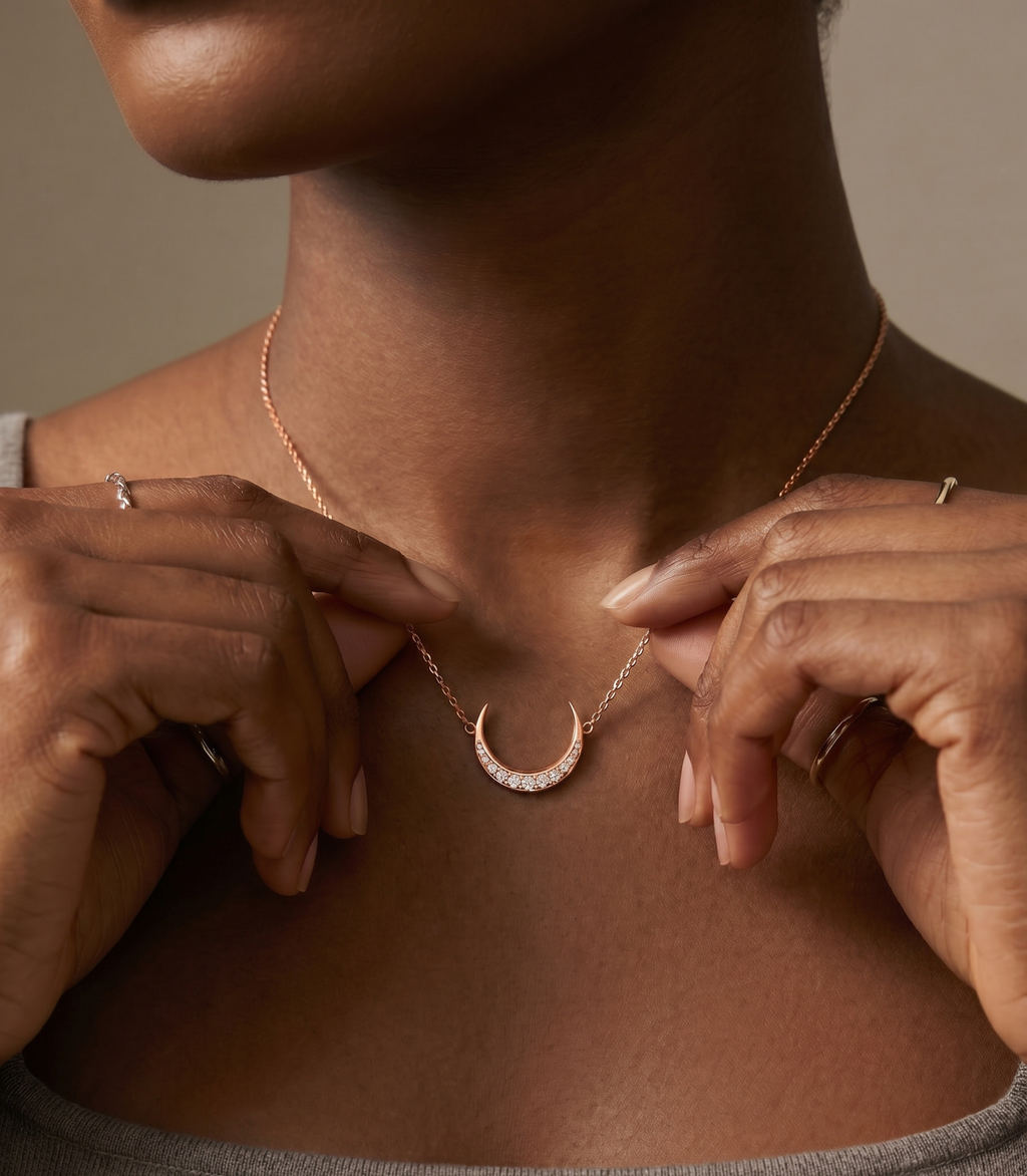 Lune Diamantkette aus Roségold getragen elegant